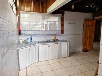 Se vende espaciosa casa en San Antonio Heredia 25-556