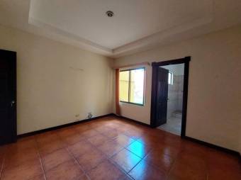 Se vende espaciosa casa con amplio lote en Escazú Centro 25-1807