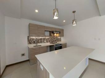 Se alquila casa con patio en condominio de San Antonio Escazú 26-354