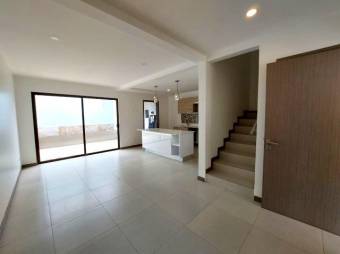 Se alquila casa con patio en condominio de San Antonio Escazú 26-354