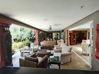 Se vende amplia propiedad de lujo con piscina en San Rafael Escazú 25-1599