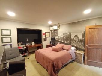 Se vende amplia propiedad de lujo con piscina en San Rafael Escazú 25-1599