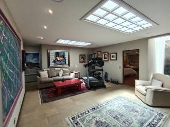 Se vende amplia propiedad de lujo con piscina en San Rafael Escazú 25-1599