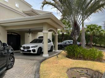 Se vende casa con patio y piscina en condominio de Santa Ana 25-1961