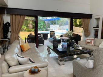 Se vende casa con patio y piscina en condominio de Santa Ana 25-1961 Se vende casa con patio y piscina en condominio de Santa Ana 25-1961