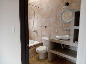 Se alquila espacioso apartamento con jardín en Rohrmoser 26-547