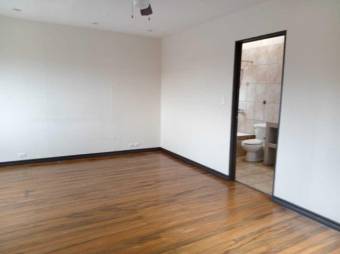 Se alquila espacioso apartamento con jardín en Rohrmoser 26-547