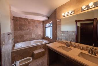 Hermosa casa de lujo, San Isidro de Heredia 2,600 mtrs2