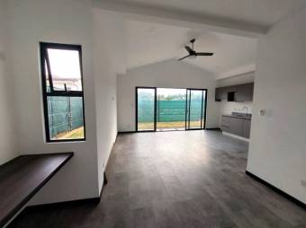 Se vende espaciosa casa con amplio patio en villa del sol 25-1671