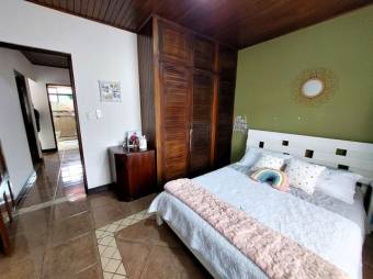 Se vende lujosa casa con uso de suelo mixto en Santo Tomas Heredia 25-1934