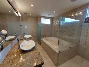 Se alquila moderna casa con patio en  condominio San Rafael Alajuela 26-50