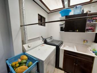 Se vende lujosa casa con uso de suelo mixto en Santo Tomas Heredia 25-1934 Se vende lujosa casa con uso de suelo mixto en Santo Tomas Heredia 25-1934