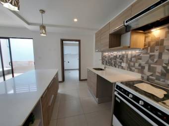 Se alquila casa con patio en condominio de San Antonio Escazú 26-354