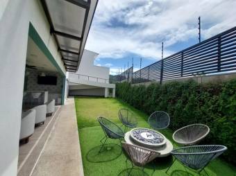 Se alquila casa con patio en condominio de San Antonio Escazú 26-354