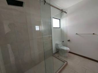 Se alquila casa con patio en condominio de San Antonio Escazú 26-354