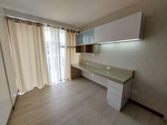 Se alquila casa con patio en condominio de San Antonio Escazú 26-354