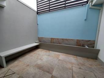 Se alquila casa con patio en condominio de San Antonio Escazú 26-354