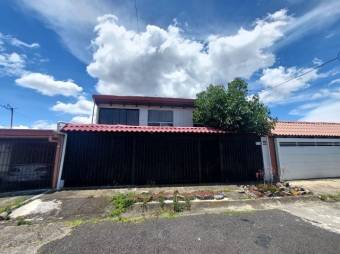 Se vende espaciosa casa con patio en Santa Lucia de Barva 26-568