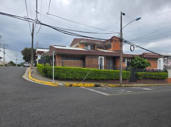 VENTA DE CASA ESQUINERA, AMPLIA EN HEREDIA CENTRO