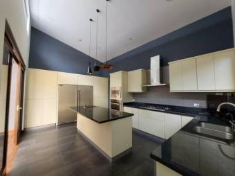 Se vende lujosa casa con amplio lote plano en Ángeles de Heredia 25-1255 Se vende lujosa casa con amplio lote plano en Ángeles de Heredia 25-1255