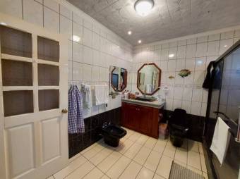 Se vende propiedad con casa y 2 apartamentos en Santa bárbara Heredia 24-1075 Se vende propiedad con casa y 2 apartamentos en Santa bárbara Heredia 24-1075