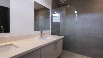 Se vende moderna casa con patio en condominio de Sabanilla 26-566 Se vende moderna casa con patio en condominio de Sabanilla 26-566