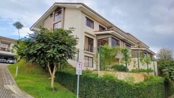 Se vende moderna casa con patio en condominio de Sabanilla 26-566