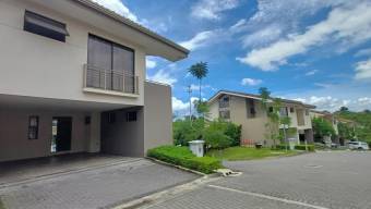 Se vende moderna casa con patio en condominio de Sabanilla 26-566 Se vende moderna casa con patio en condominio de Sabanilla 26-566