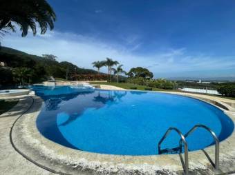 Se alquila moderno apartamento en condominio de Santa Ana 26-586