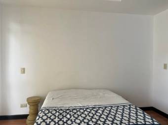 Se alquila moderno apartamento en condominio de Santa Ana 26-586