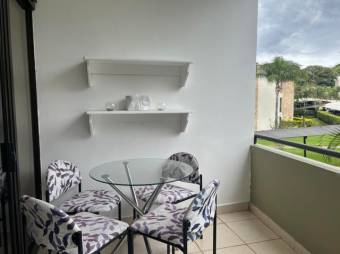 Se alquila moderno apartamento en condominio de Santa Ana 26-586