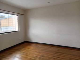 Se alquila espaciosa casa con jardín en Pavas de San José 26-547