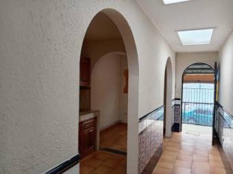 Se alquila espaciosa casa con jardín en Pavas de San José 26-547