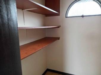 Se alquila espaciosa casa con jardín en Pavas de San José 26-547