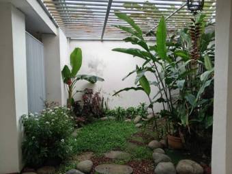 Se alquila espaciosa casa con jardín en Pavas de San José 26-547