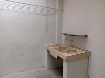 Se alquila espaciosa casa con jardín en Pavas de San José 26-547