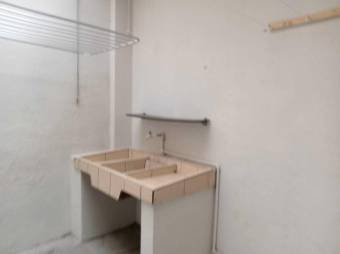 Se alquila espaciosa casa con jardín en Pavas de San José 26-547