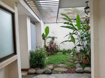 Se alquila espaciosa casa con jardín en Pavas de San José 26-547