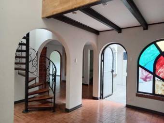 Se alquila espaciosa casa con jardín en Pavas de San José 26-547