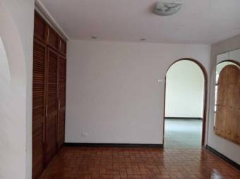 Se alquila espaciosa casa con jardín en Pavas de San José 26-547