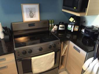 Se alquila espacioso apartamento en condómino de Santa Ana 25-1472