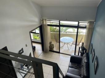 Se alquila espacioso apartamento en condómino de Santa Ana 25-1472