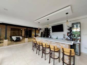 Se vende lujosa casa con uso de suelo mixto en Santo Tomas Heredia 25-1934 Se vende lujosa casa con uso de suelo mixto en Santo Tomas Heredia 25-1934