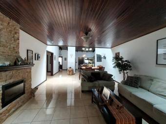 Se vende lujosa casa con uso de suelo mixto en Santo Tomas Heredia 25-1934 Se vende lujosa casa con uso de suelo mixto en Santo Tomas Heredia 25-1934