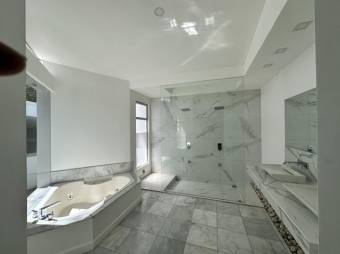 Se vende lujosa casa con piscina y amplio lote en Rio Oro 25-1146 Se vende lujosa casa con piscina y amplio lote en Rio Oro 25-1146