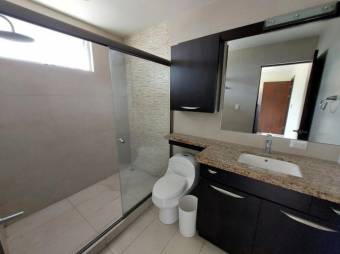 Se vende Moderna casa con patio en condominio de San Rafael Alajuela 26-40 Se vende Moderna casa con patio en condominio de San Rafael Alajuela 26-40