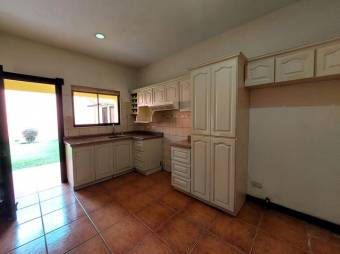 Se vende espaciosa casa con amplio lote en Escazú Centro 25-1807 Se vende espaciosa casa con amplio lote en Escazú Centro 25-1807