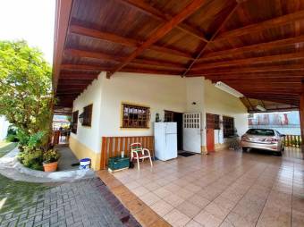 Se vende propiedad con casa y 2 apartamentos en Santa bárbara Heredia 24-1075