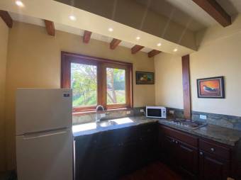 Se alquila espacioso apartamento en San Antonio Escazú 26-363