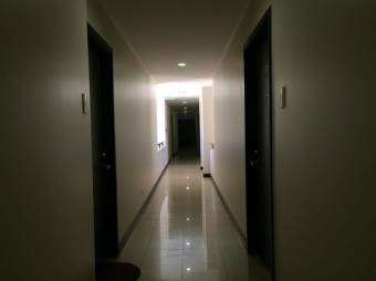 Se alquila espacioso apartamento en condominio de Uruca Santa Ana 25-1472